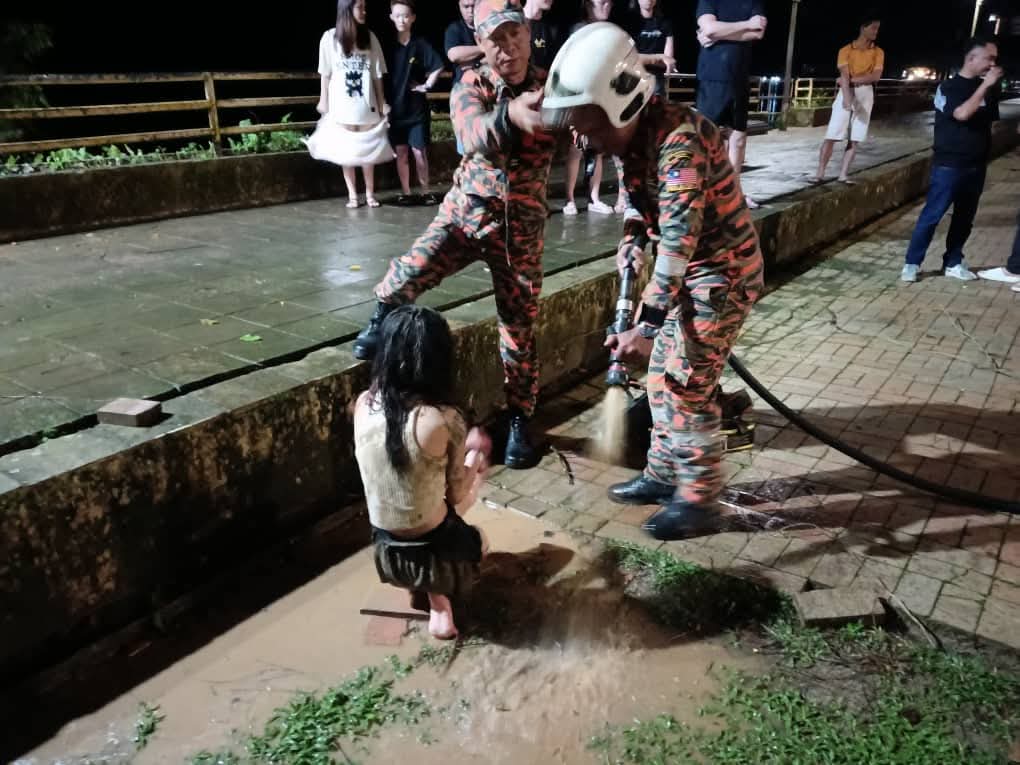 Quick Action Saves Teen Girl Who Fell Off Sibu Riverbank