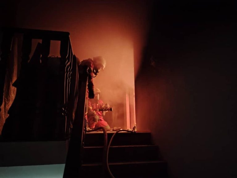 Quick-Thinking Firefighters Save Sibu House from Spreading Blaze 2 Quick-Thinking Firefighters Save Sibu House from Spreading Blaze