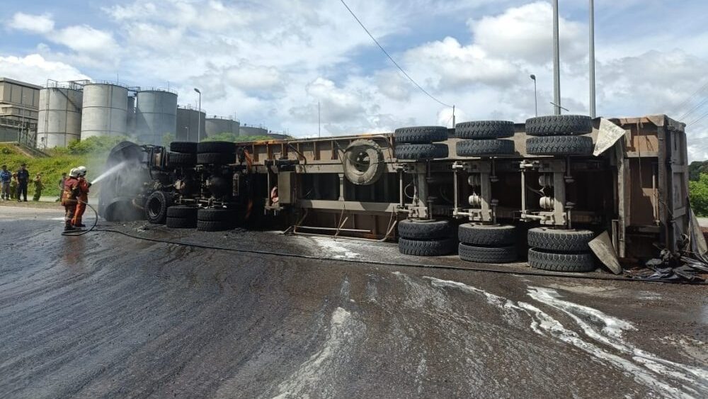 Tragedy in Bintulu Lorry Driver Burned in Fiery Head-On Crash