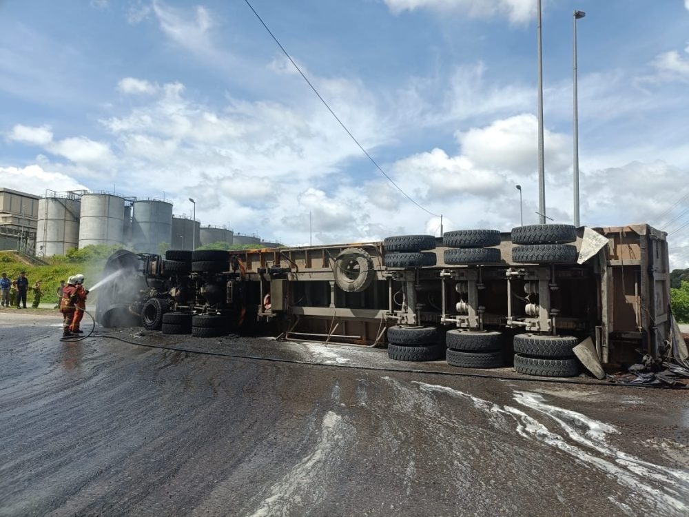 Tragedy in Bintulu Lorry Driver Burned in Fiery Head-On Crash