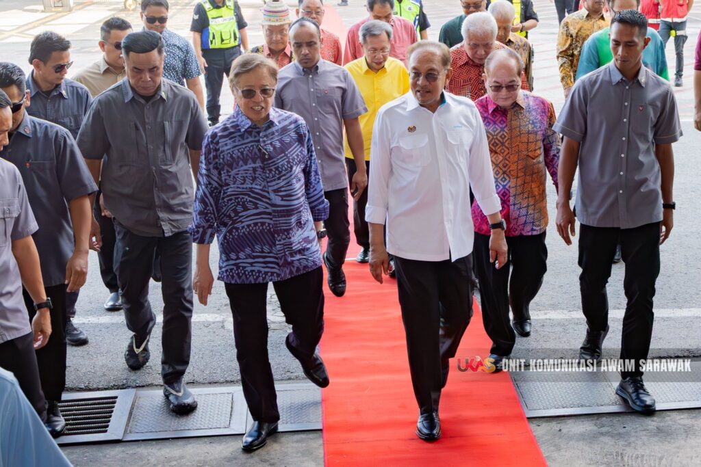 PM Anwar Graces Gawai Dayak 2025 Dinner in Kuching with Warm Welcome 2 PM Anwar Graces Gawai Dayak 2025 Dinner in Kuching with Warm Welcome