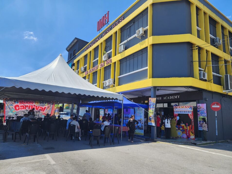 Big Crowds Turn Up for IMH Music Carnival Deal 2025 in Kuching 2 Big Crowds Turn Up for IMH Music Carnival Deal 2025 in Kuching