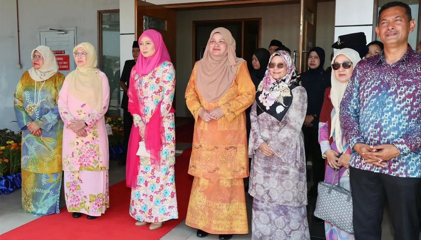 Fauziah Sanusi Sees Off Raja Permaisuri Agong at Labuan Airport