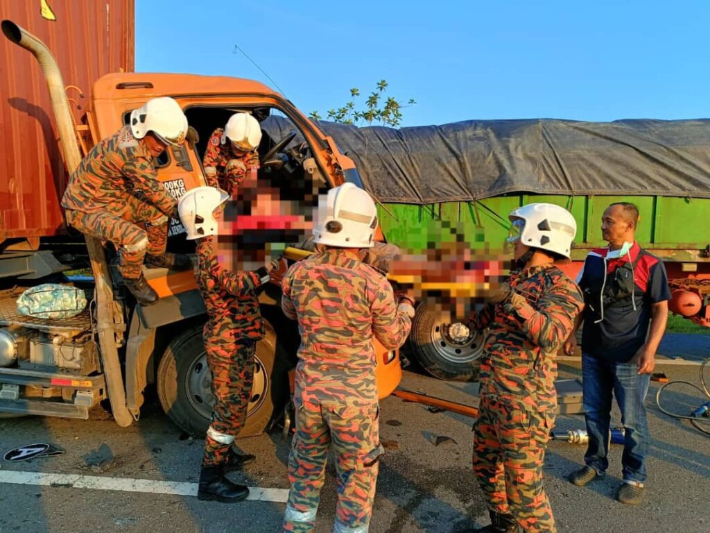 Lorry Rear-End Crash in Roban Leaves One Injured Early Morning 2 Lorry Rear-End Crash in Roban Leaves One Injured Early Morning