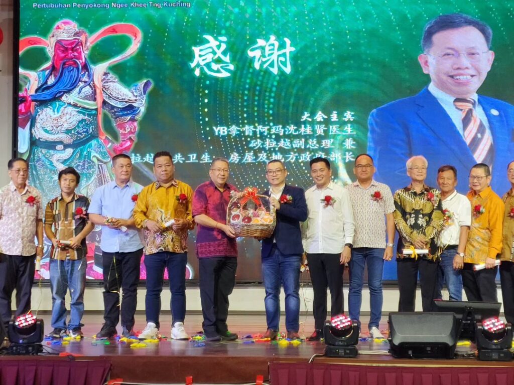 MBKS Mayor Dato Wee Honours Guan Gong Spirit at Kuching Yi Qi Tang Event