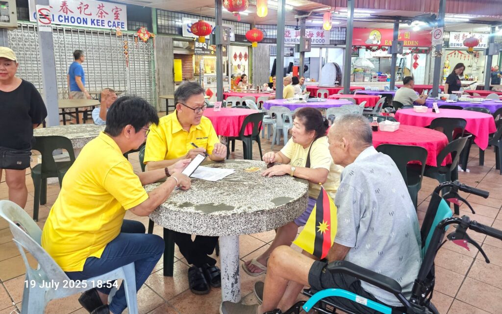 SUPP Batu Lintang’s Mobile Service Reaches Out to Seniors at Hawker Centre