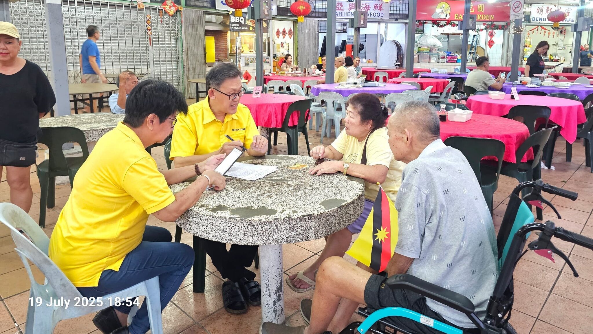 SUPP Batu Lintang’s Mobile Service Reaches Out to Seniors at Hawker Centre