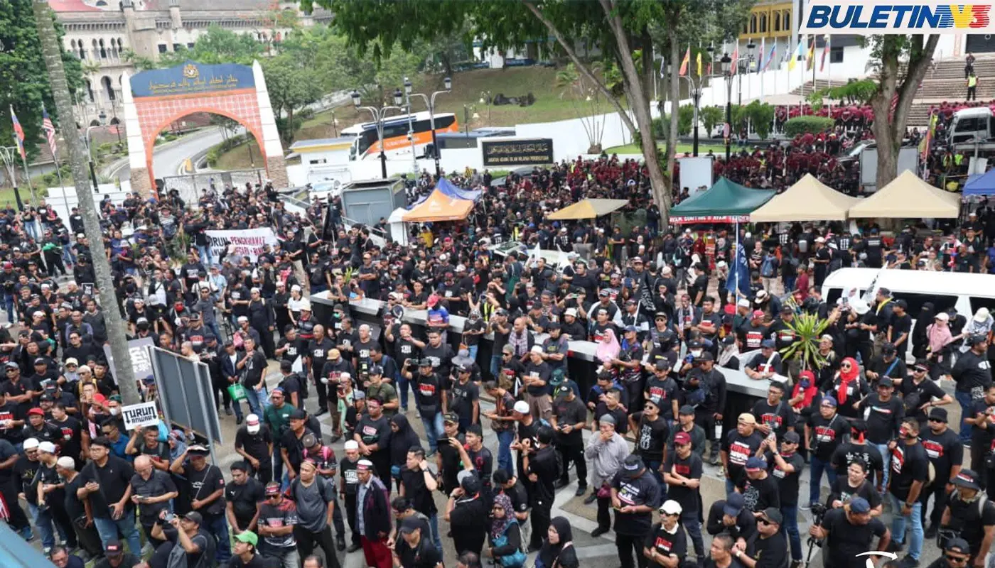 Thousands Rally in KL Demanding PM Anwar’s Resignation