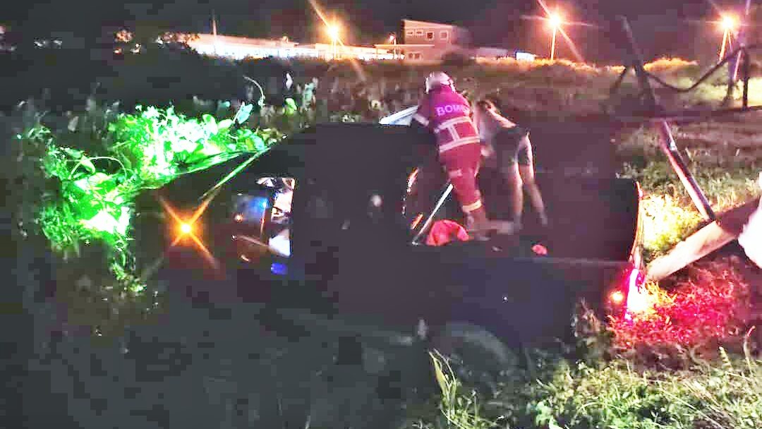 Two Injured in Toyota Hilux Crash Near Betong Petrol Station