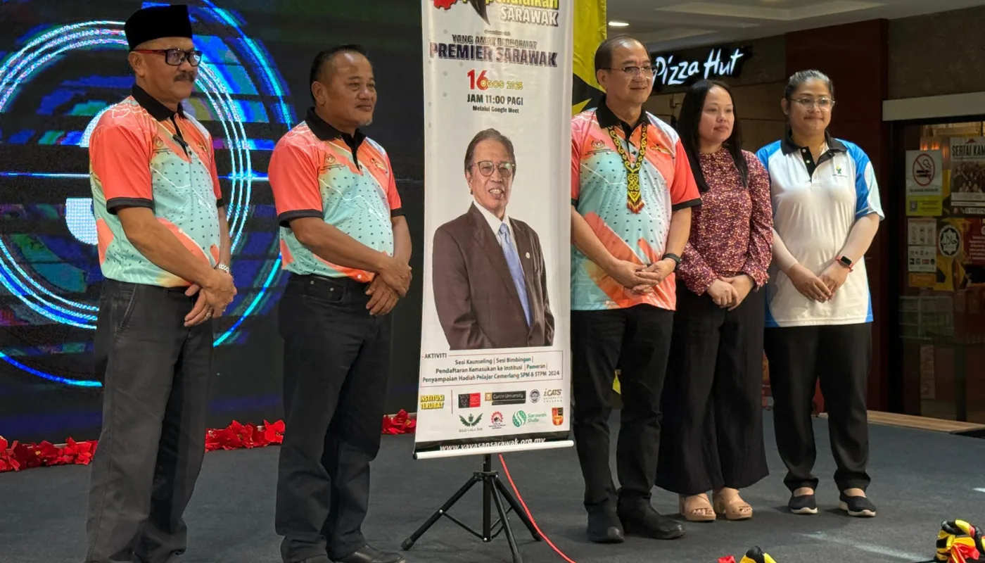 48 Students Honoured with Incentives at Sarawak Education Expo 2025 1 48 Students Honoured with Incentives at Sarawak Education Expo 2025