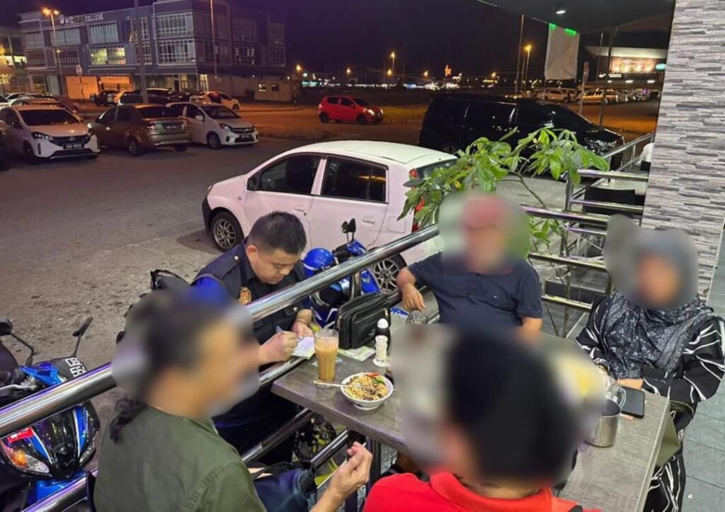 Crackdown on Smokers Enforcement of Act 852 Tightened at Metrocity & Emart Matang