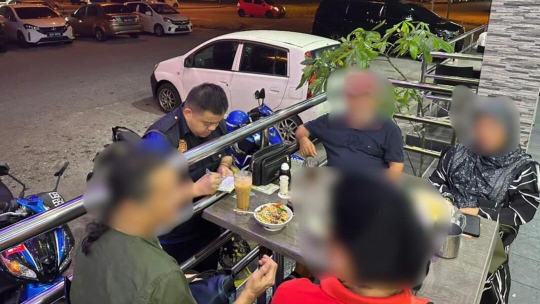 Crackdown on Smokers Enforcement of Act 852 Tightened at Metrocity & Emart Matang