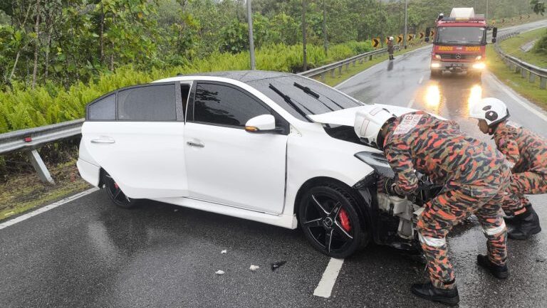 Driver Survives Solo Crash on Jalan Song-Kapit