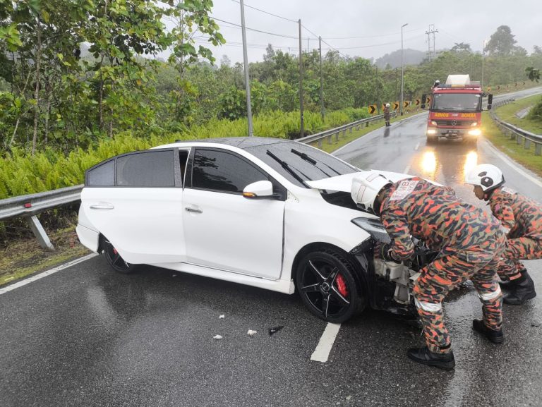 Driver Survives Solo Crash on Jalan Song-Kapit