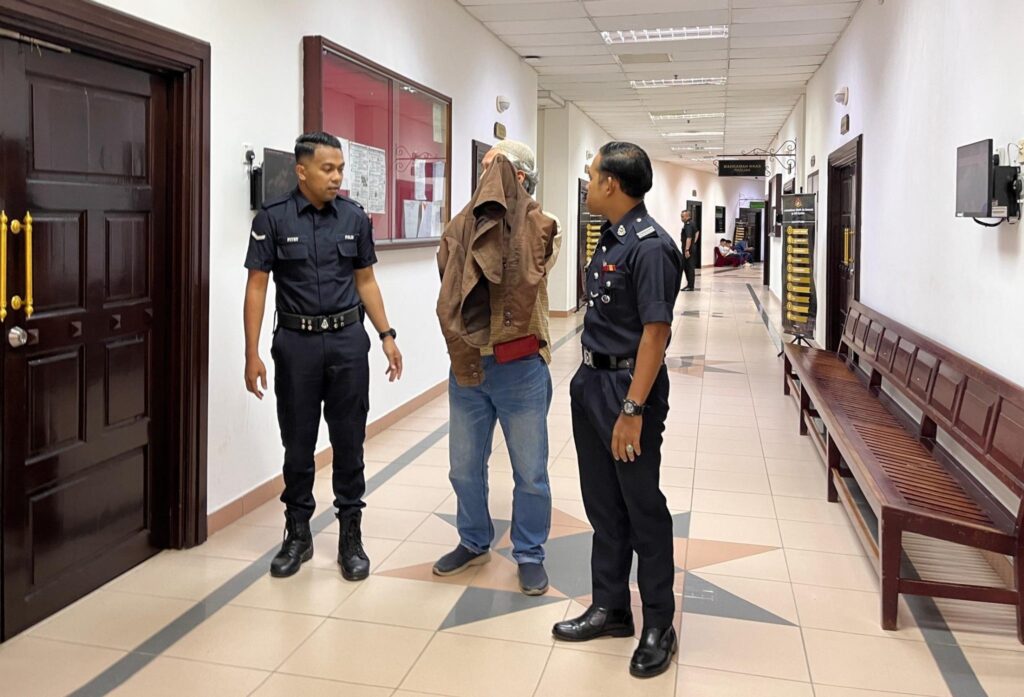 E-Hailing Driver in Kuching Jailed for Asking Teen to Remove Headscarf 2 E-Hailing Driver in Kuching Jailed for Asking Teen to Remove Headscarf