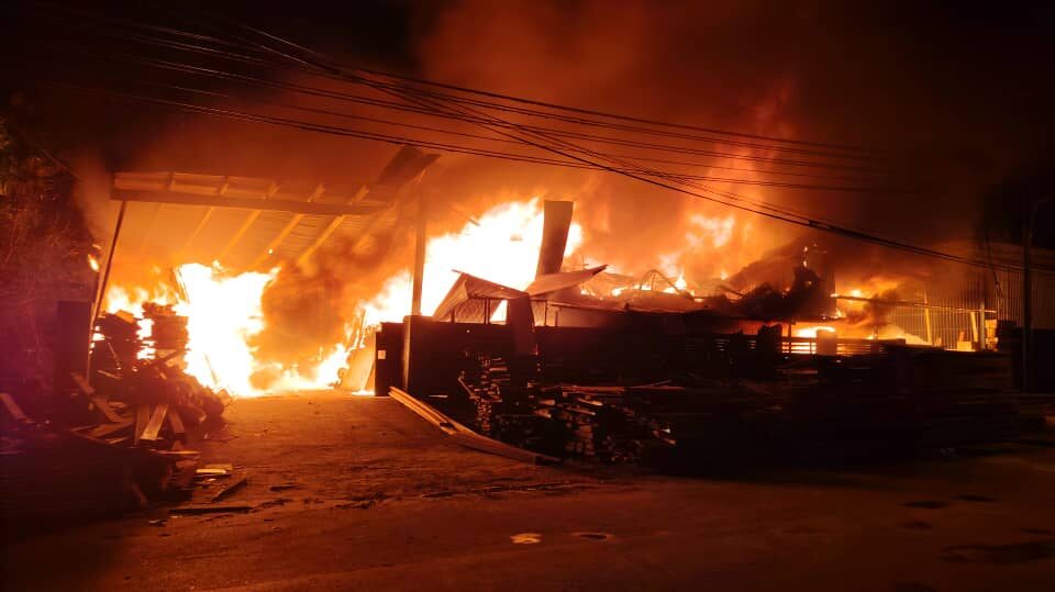Massive Fire Destroys Plywood Factory in Taman Tunku, Miri