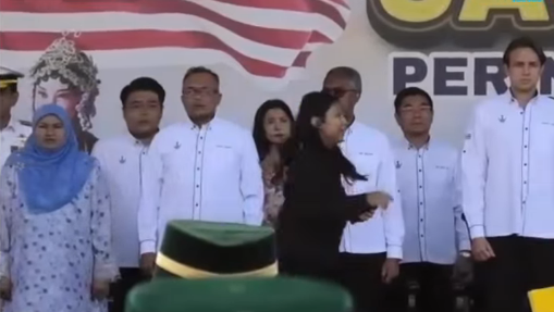 Woman Arrested for Attempting to Attack Sultan Nazrin at Perak Merdeka Event 1 Woman Arrested for Attempting to Attack Sultan Nazrin at Perak Merdeka Event