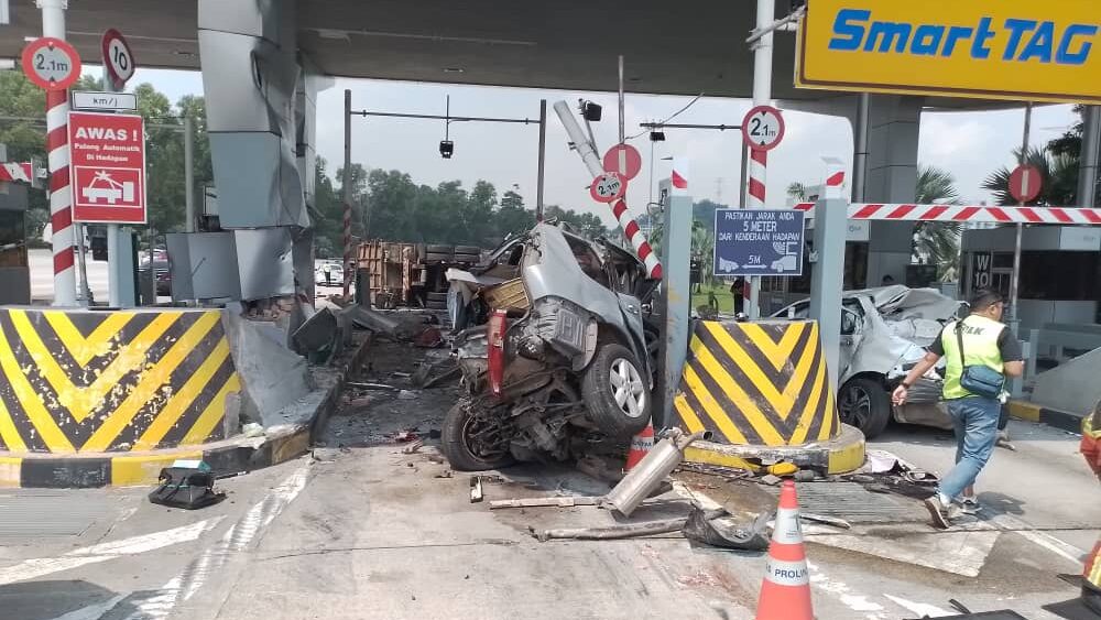 Baby Dies, Eight Injured in Four-Vehicle Crash at Bukit Kajang Toll Plaza