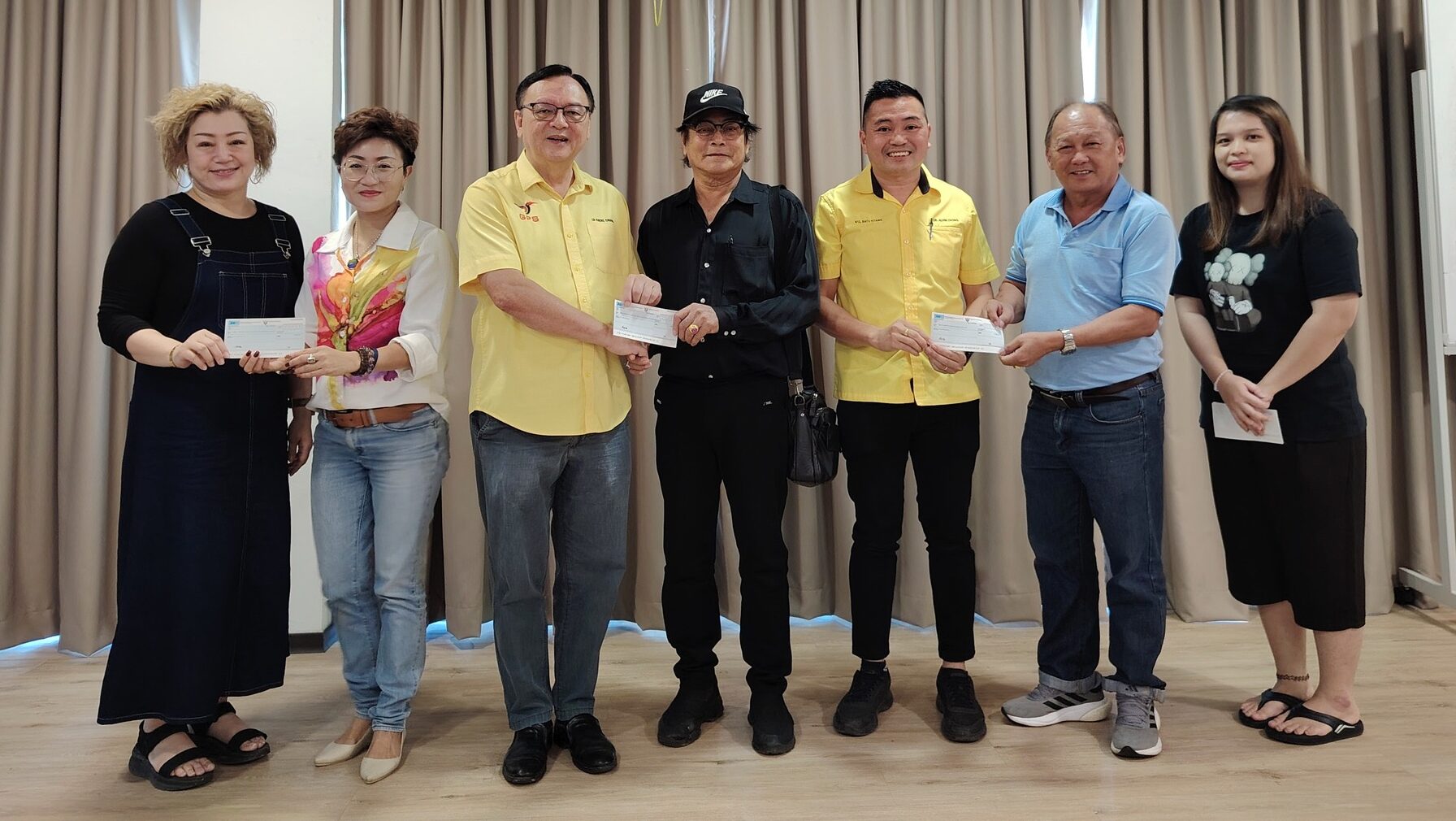 Batu Kitang ADUN Presents MRP Grants to Empower Community Development 1 Batu Kitang ADUN Presents MRP Grants to Empower Community Development