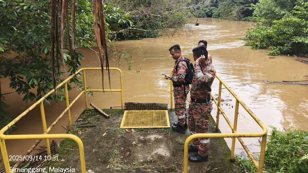 Boat with Palm Fruit Capsizes in Sri Aman, Elderly Man Missing 1 Boat with Palm Fruit Capsizes in Sri Aman, Elderly Man Missing