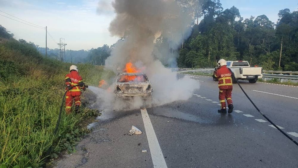 Car Catches Fire and Destroyed Near Lambir National Park in Miri