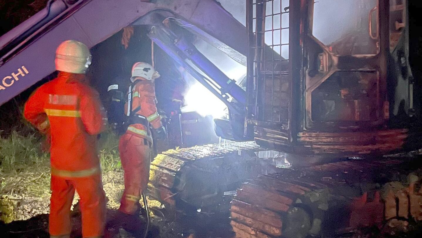 Excavator Fire in Kampung Tunah Quickly Extinguished by Villagers