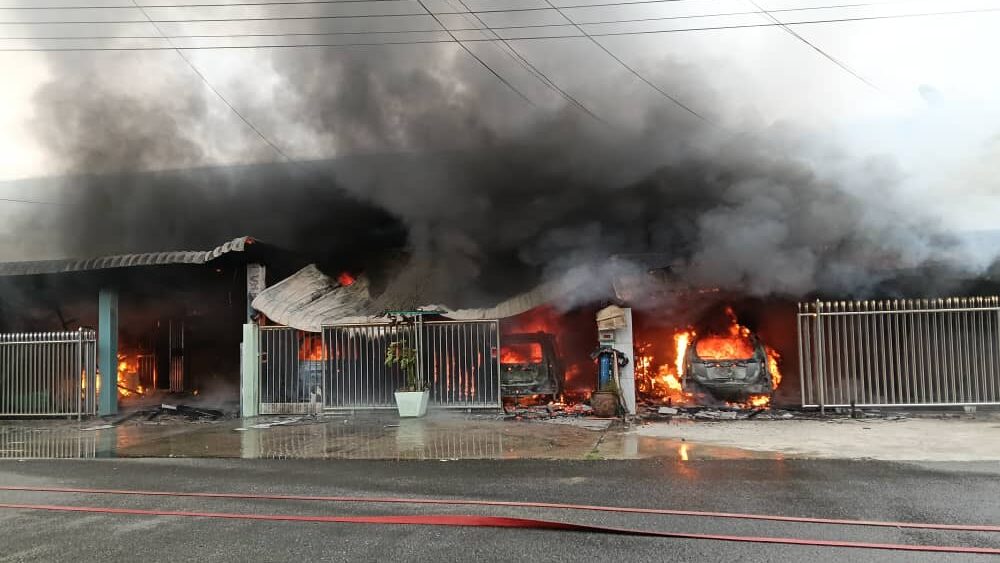 Fire Destroys One House, Four Others Damaged in Sibu Blaze