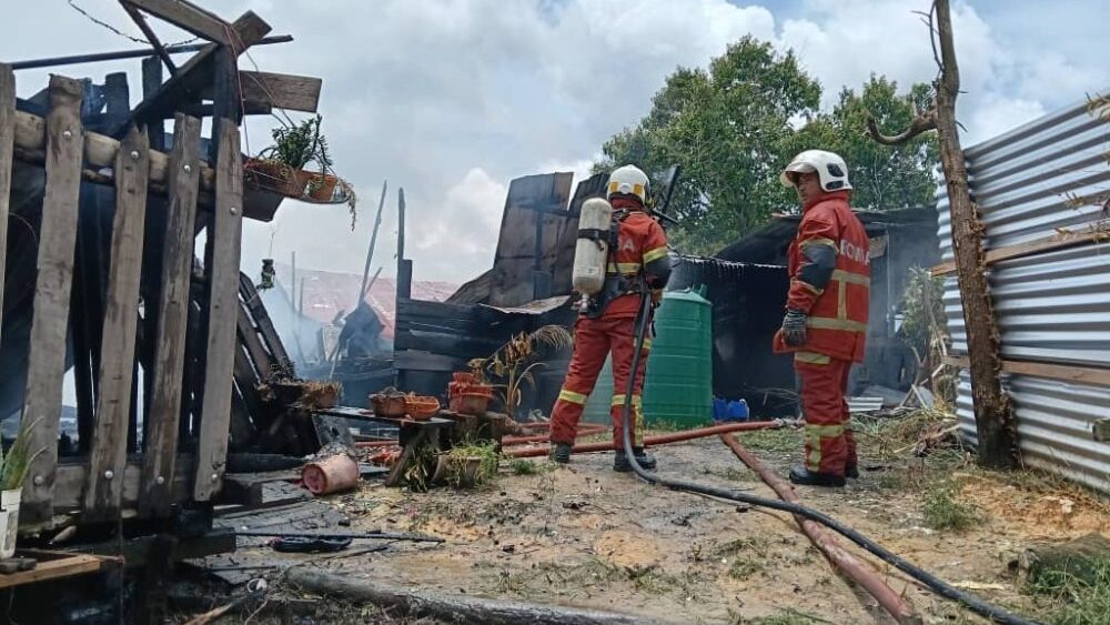 Fire Destroys Two Squatter Houses Near San-San Garden in Bintulu