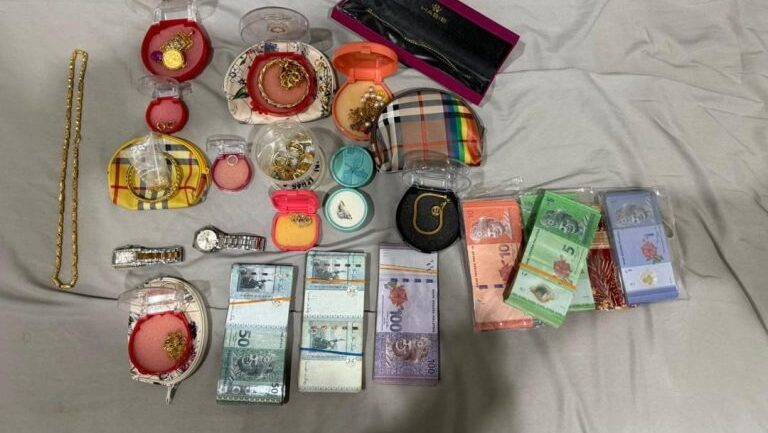 Immigration Officer Found With RM1.5 Million in Tabung Haji and ASB 1 Immigration Officer Found With RM1.5 Million in Tabung Haji and ASB