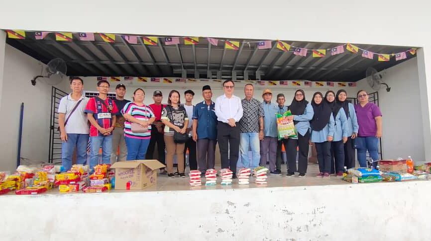 JKKK Kampung Sebuak and YB Lo Khere Chiang Extend Aid to Fire Victims