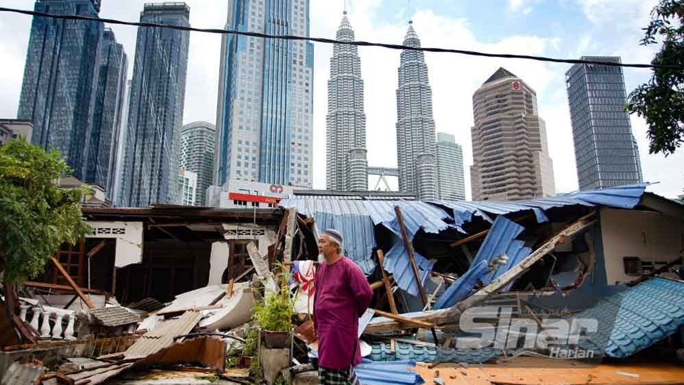 Kampung Sungai Baru Residents Begin Moving Out Calmly After Evacuation