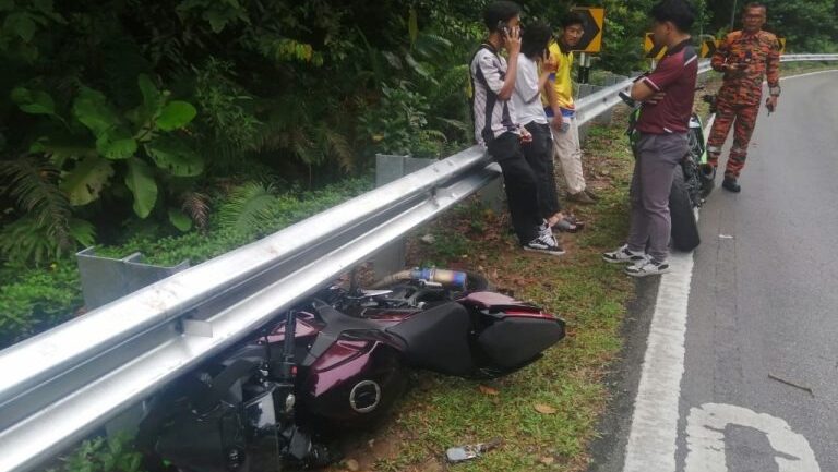 Motorcyclist Escapes with Minor Injuries in Jalan Politeknik Matang Crash 1 Motorcyclist Escapes with Minor Injuries in Jalan Politeknik Matang Crash