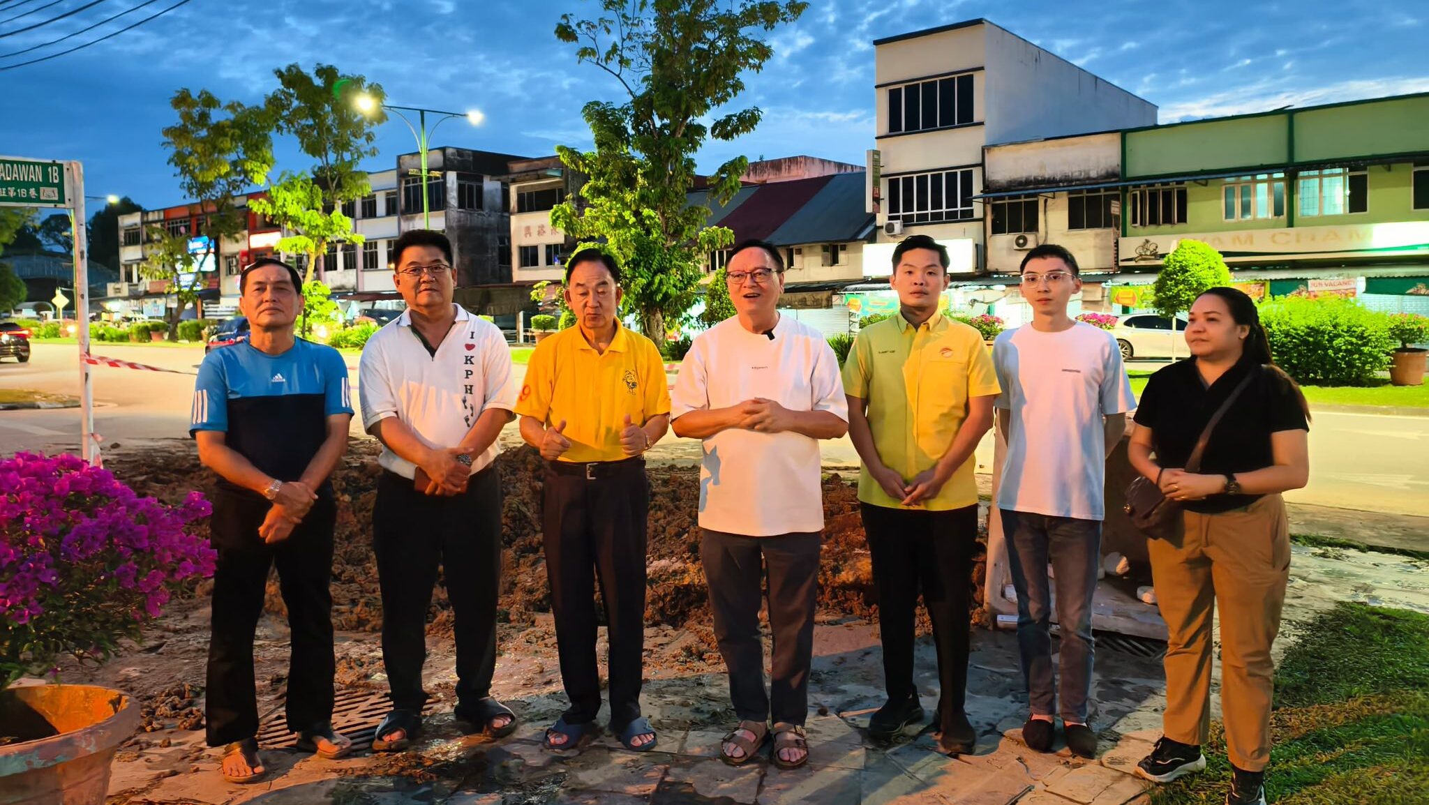 Pipe Burst in Batu 10 Old Town: Swift Action by KWB, Cleanup Ongoing 1 Pipe Burst in Batu 10 Old Town Swift Action by KWB, Cleanup Ongoing