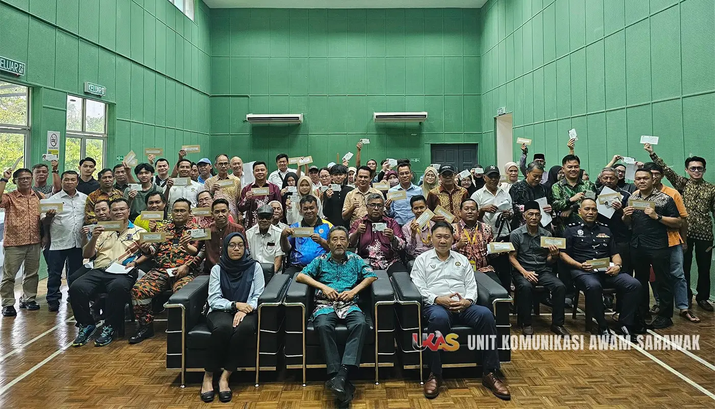 Simunjan Assemblyman Donates RM299,900 to Boost Education and Community 1 Simunjan Assemblyman Donates RM299,900 to Boost Education and Community