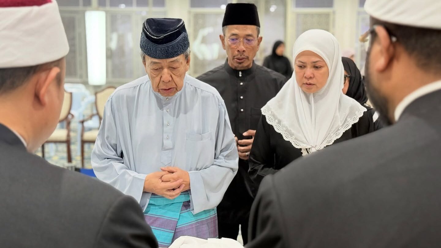 Sultan of Selangor Pays Final Respects to Late Mother-in-Law at Royal Burial