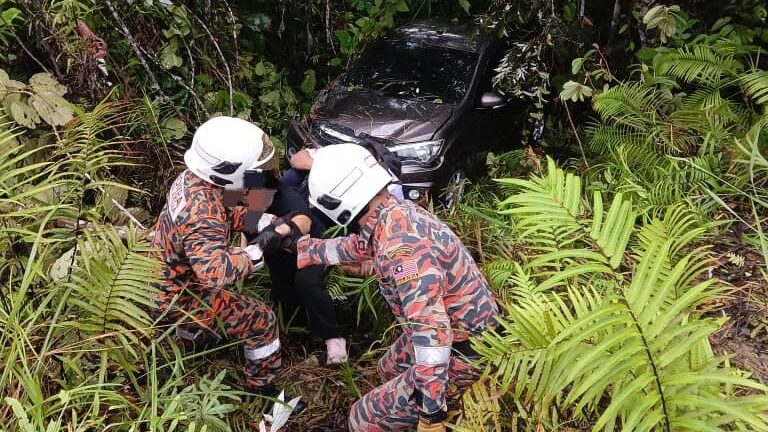 Woman Escapes With Injuries After Car Plunges Into Ravine on Jalan Krokong 1 Woman Escapes With Injuries After Car Plunges Into Ravine on Jalan Krokong