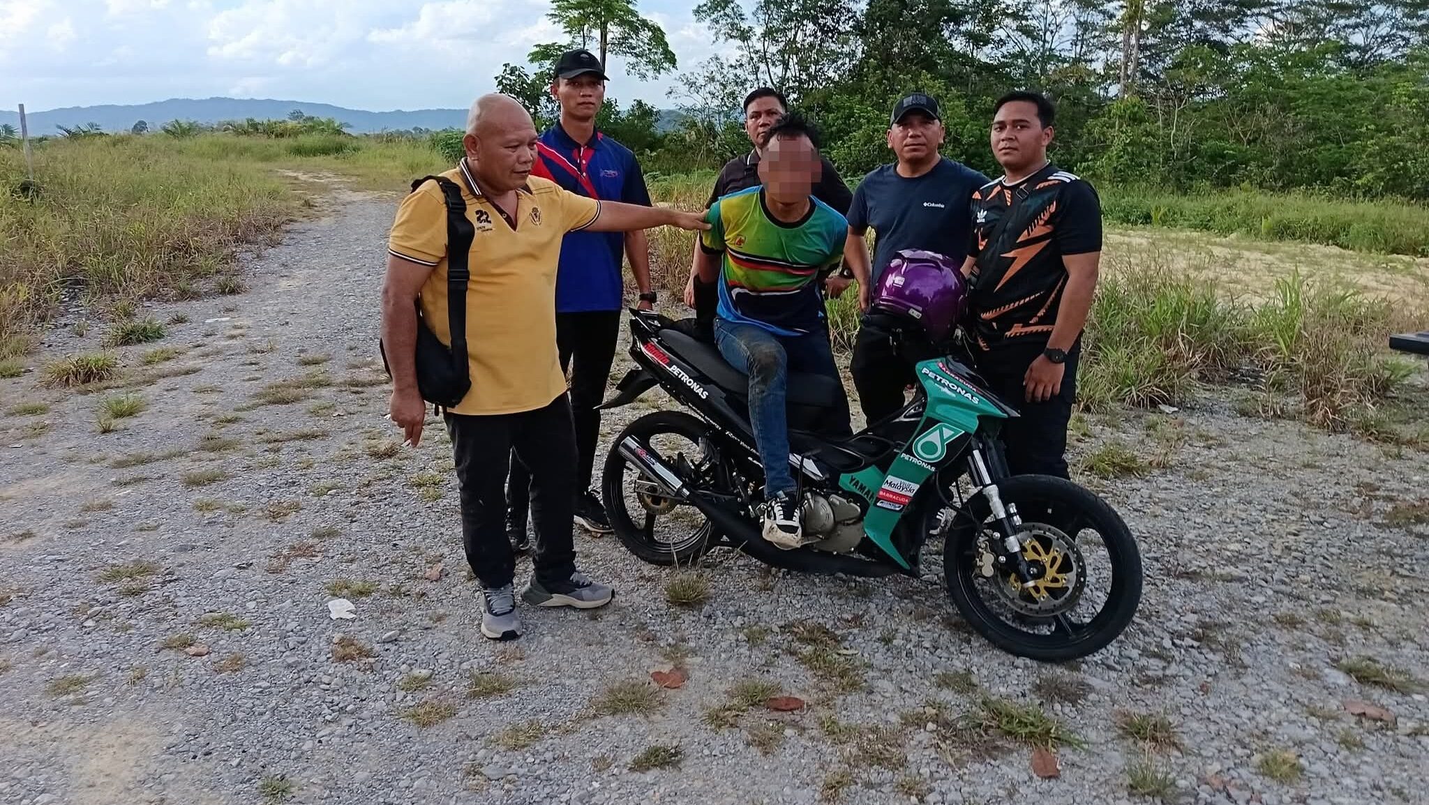 Bau Police Arrest 21-Year-Old Suspect in Motorcycle Theft and Chicken Spur Case 1 Bau Police Arrest 21-Year-Old Suspect in Motorcycle Theft and Chicken Spur Case