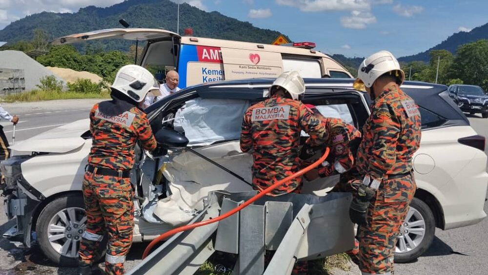 Elderly Woman Rescued After Being Trapped in Two-Vehicle Crash at Serian 1 Elderly Woman Rescued After Being Trapped in Two-Vehicle Crash at Serian