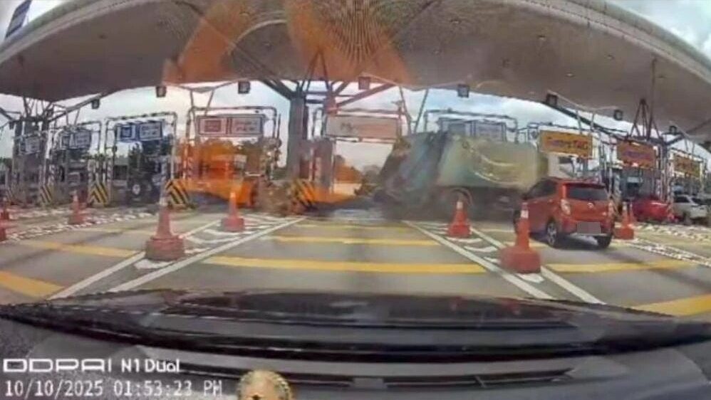 Garbage Lorry Crashes Into Puchong South Toll Plaza, No Deaths Reported