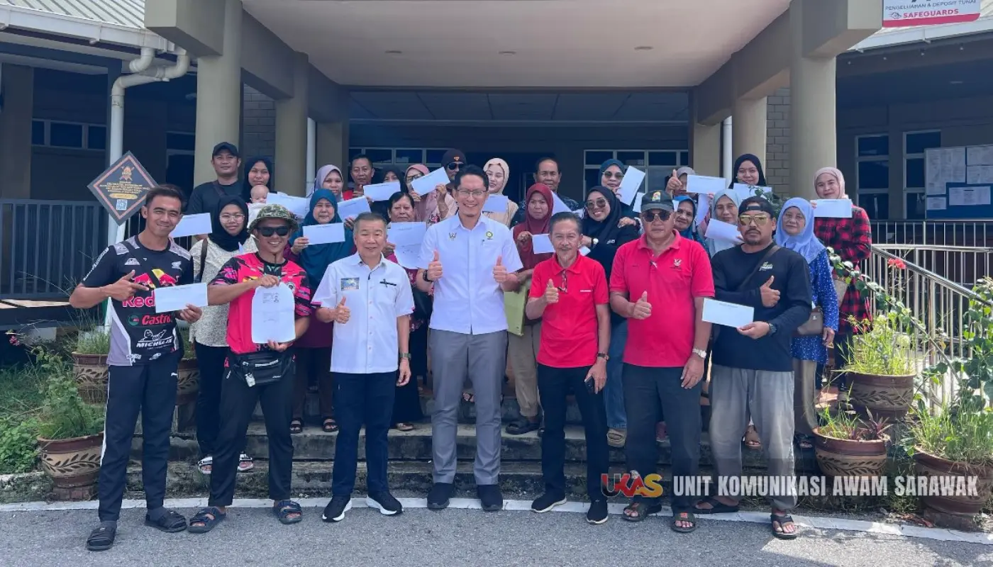 Gedong Flood Victims Receive RM1,000 Government Aid 1 Gedong Flood Victims Receive RM1,000 Government Aid