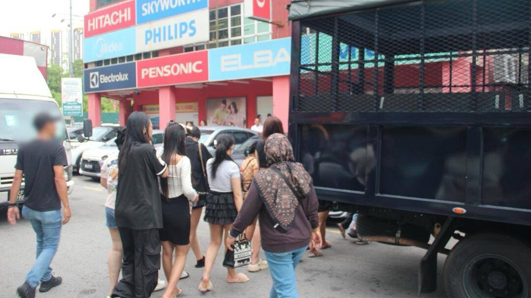 Immigration Nabs 33 in Klang and Puchong for Prostitution and Illegal Work