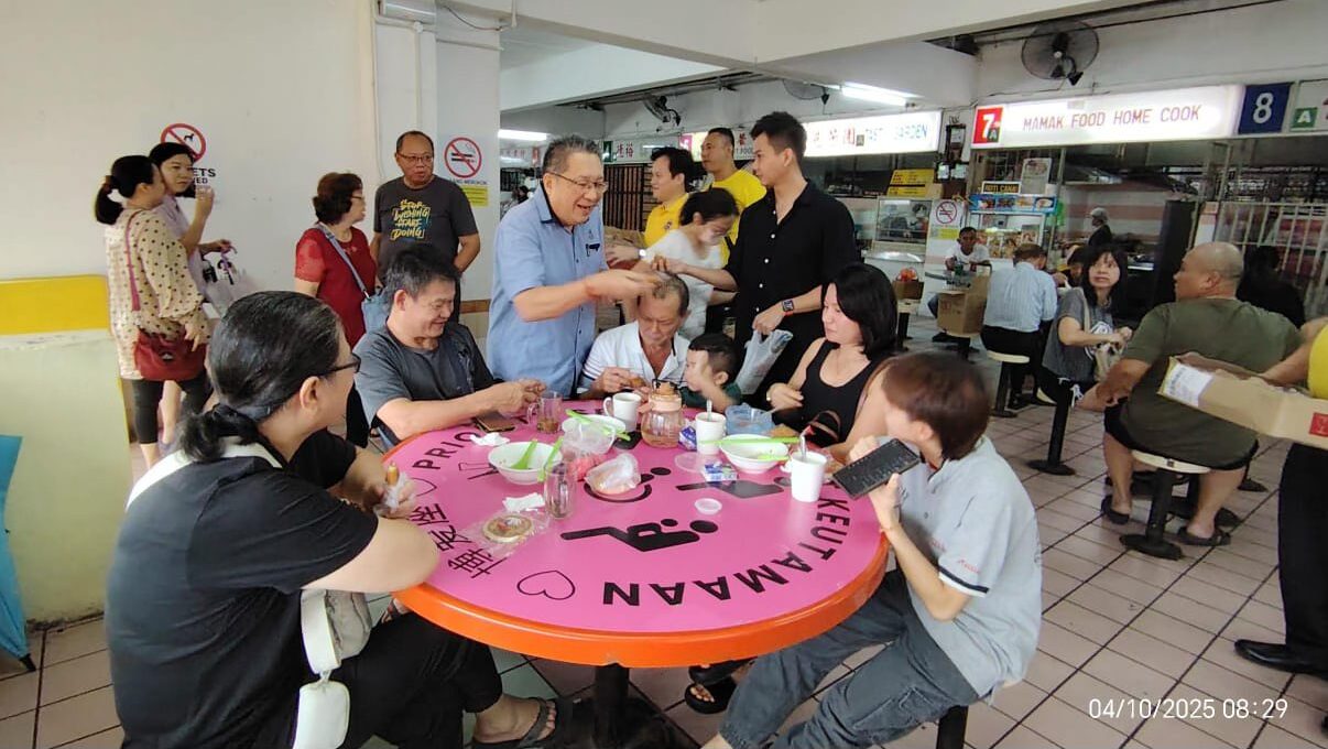 MBKS Shares Mid-Autumn Warmth with Residents and Hawkers Across Kuching South