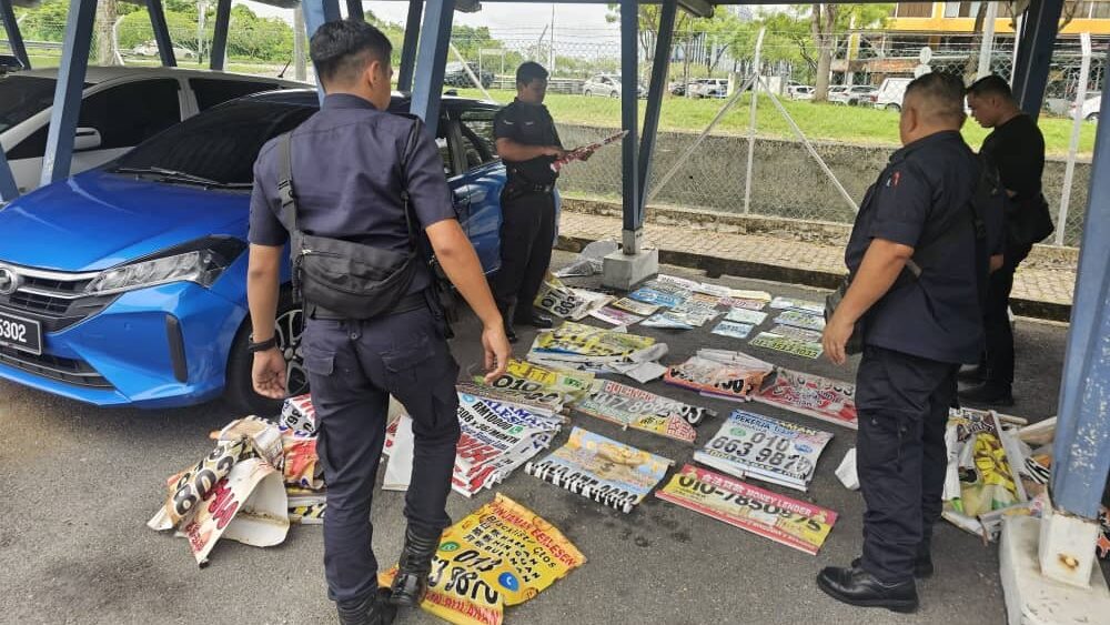 Police Remove 757 Illegal Moneylending Banners in Kuching Operation