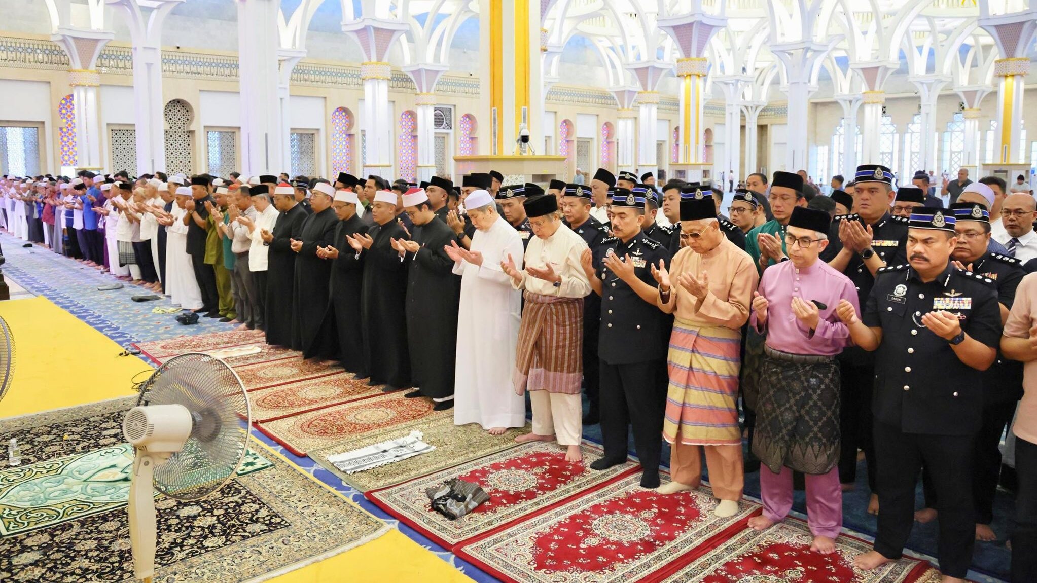 Sarawak Head of State Performs Friday Prayers at State Mosque, Emphasises Unity and Harmony
