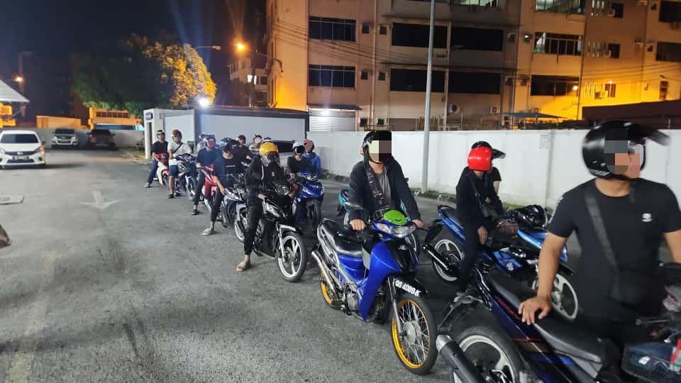 Teen Caught Doing ‘Wheelie’ in Sibu as Police Seize 28 Modified Motorcycles