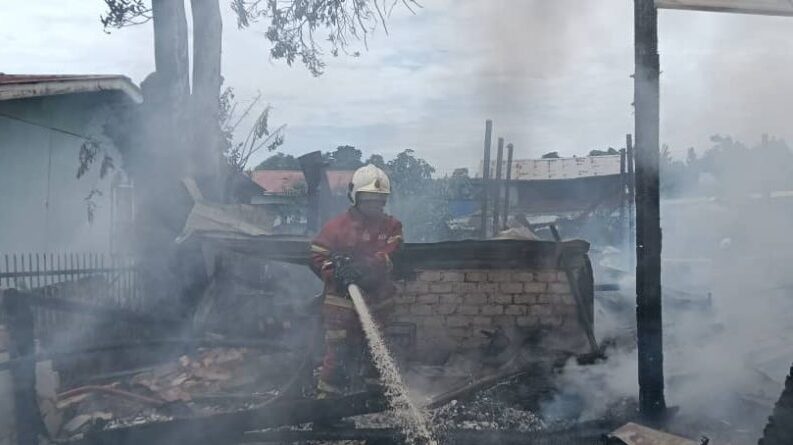 Two Houses Razed in Kampung Usahajaya Baru Fire, 17 Escape Safely