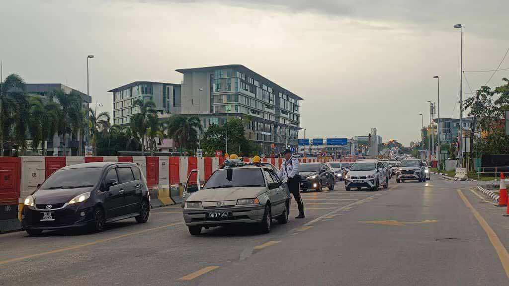 BSPT IPD Kuching Officers Lend Quick Help to Stranded Motorists Near Upland Roundabout 1 BSPT IPD Kuching Officers Lend Quick Help to Stranded Motorists Near Upland Roundabout