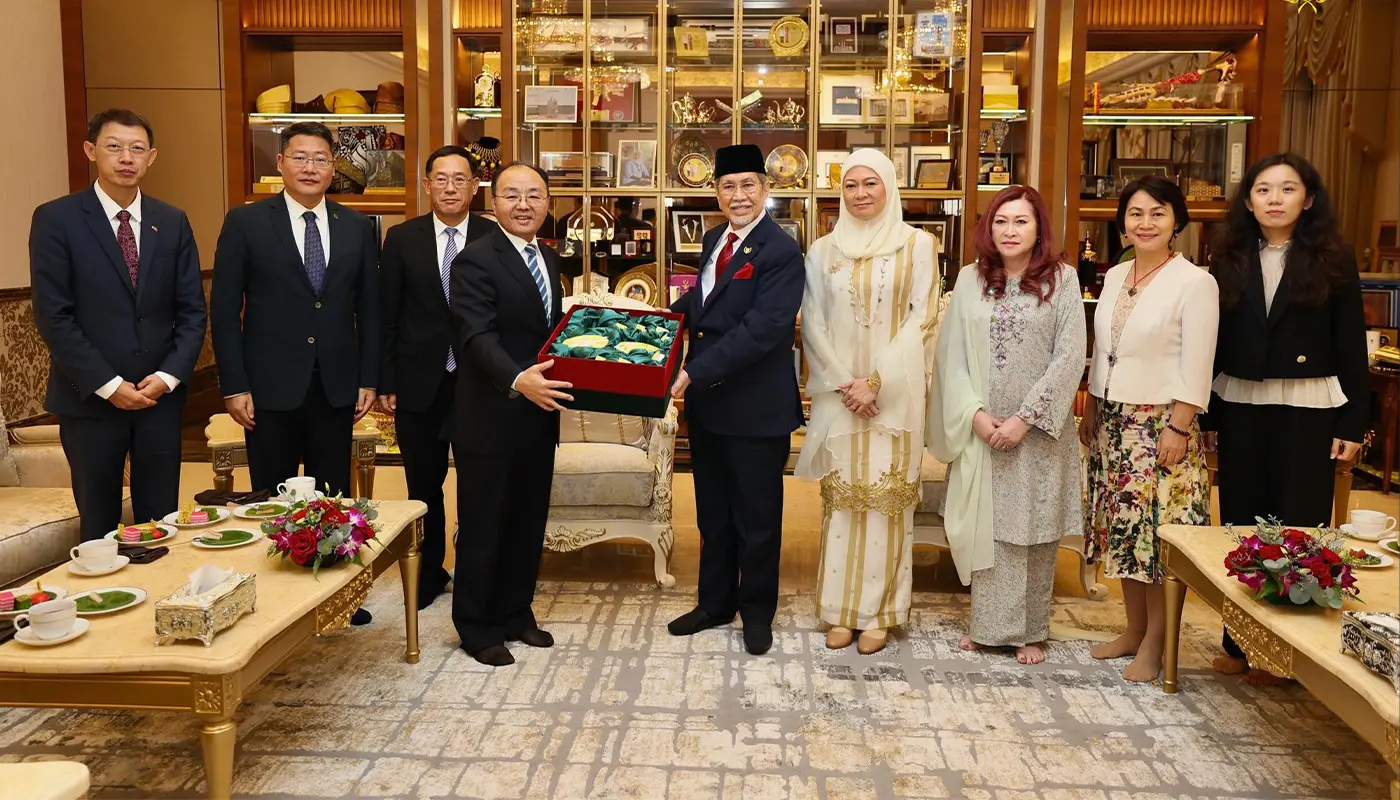 China’s Ambassador Strengthens Ties with Sarawak Governor in Courtesy Visit 1 Sarawak, Sarawak News, Kuching, Kuching News, China Relations, Bilateral Cooperation, Green Economy, Renewable Energy, Infrastructure Development, AI Research, Trade Investment