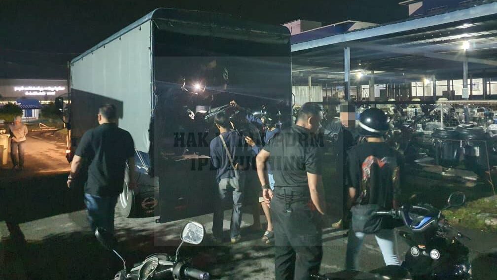 Kuching Police Crack Down on Street Thugs in Late-Night Traffic Operation