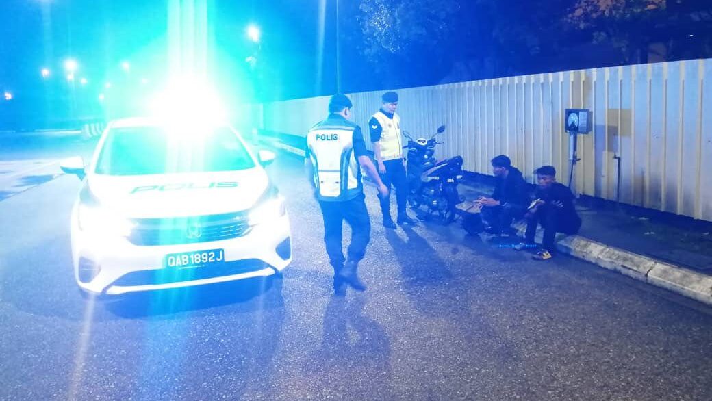 MPV Kota Samarahan Arrests Two Men, Seizes Suspected Syabu in Patrol Operation 1 MPV Kota Samarahan Arrests Two Men, Seizes Suspected Syabu in Patrol Operation